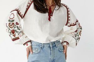 With what clothes to stylishly combine an embroidered shirt?