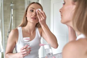 Міцелярна вода чи гідрофільна олія: яким засобом краще очищувати обличчя