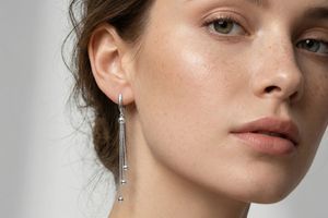 White Gold Earrings: 5 Best Choices for a Festive Look