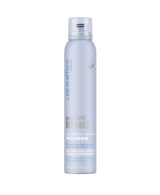 Toning mousse with blue pigment for bleached hair Bleach Blondes Ice White Toning Mousse Lee Stafford 200 ml
