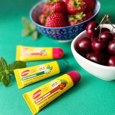 Set of lip balms in tube 3-Pack Cherry, Strawberry, Wintergreen SPF 15 Carmex 3x10 g